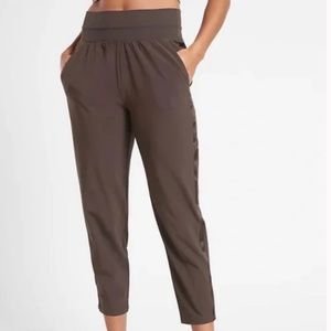 Athleta Nolita slim taper crop size 22